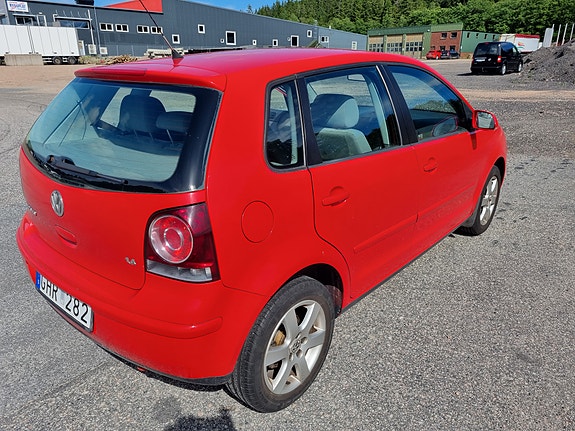 Volkswagen Polo 2 of 5