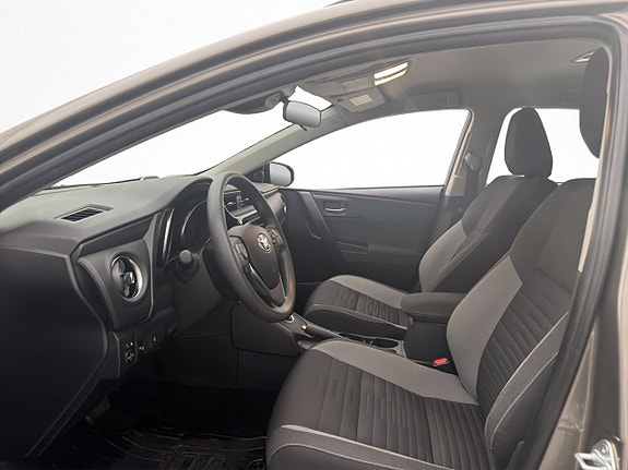 Toyota Auris 10 of 27