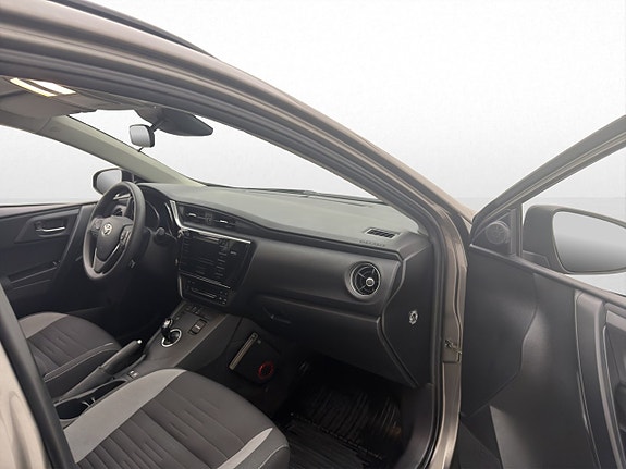 Toyota Auris 21 of 27