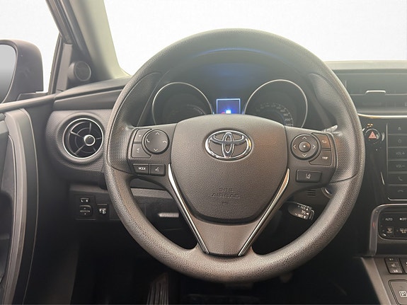 Toyota Auris 11 of 27