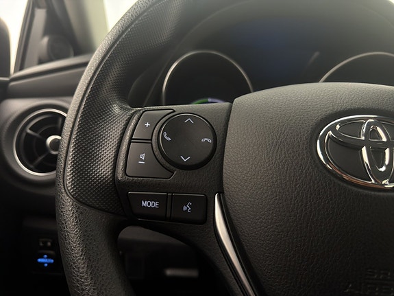 Toyota Auris 12 of 27