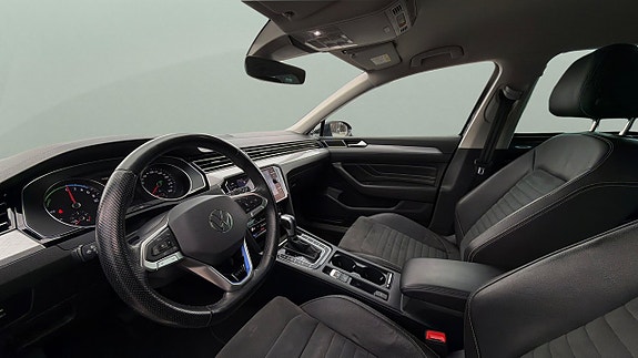 Volkswagen Passat 9 of 30