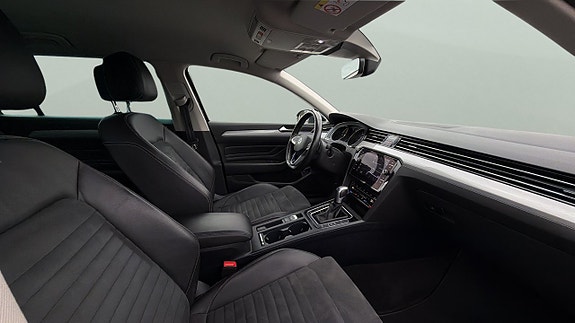 Volkswagen Passat 11 of 30