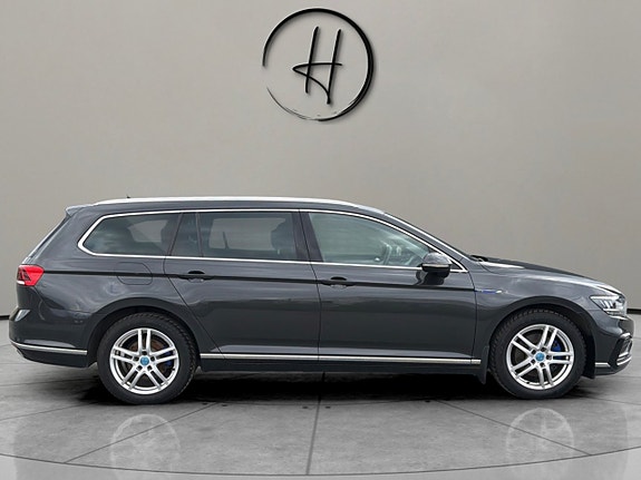 Volkswagen Passat 7 of 30