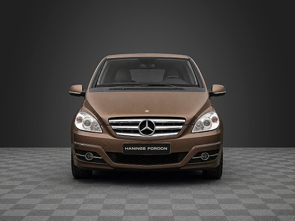 Mercedes-Benz B200 2 of 5