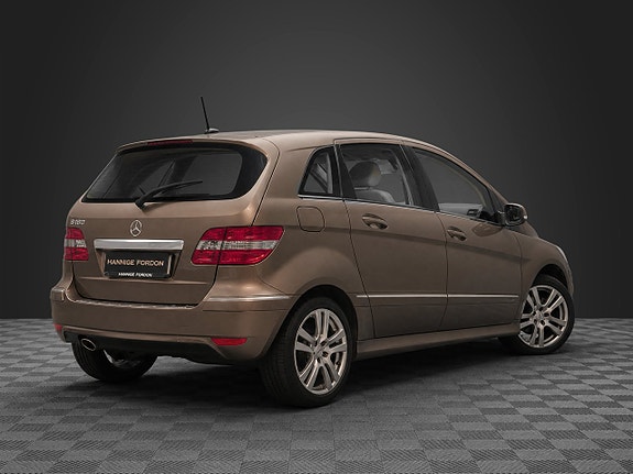 Mercedes-Benz B200 4 of 5