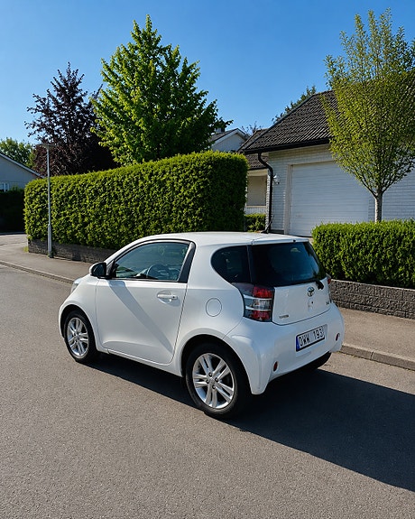 Toyota IQ 3 of 5