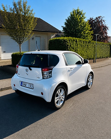 Toyota IQ 2 of 5
