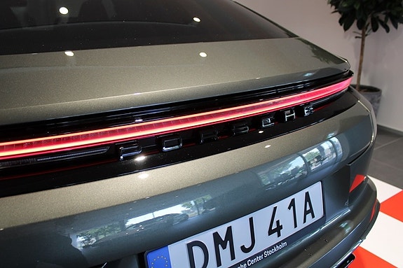 Porsche Panamera 4 4 of 5
