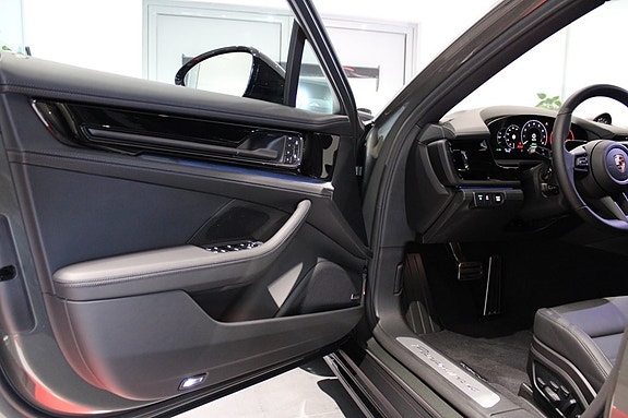 Porsche Panamera 4 8 of 19