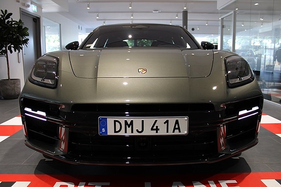 Porsche Panamera 4 5 of 5