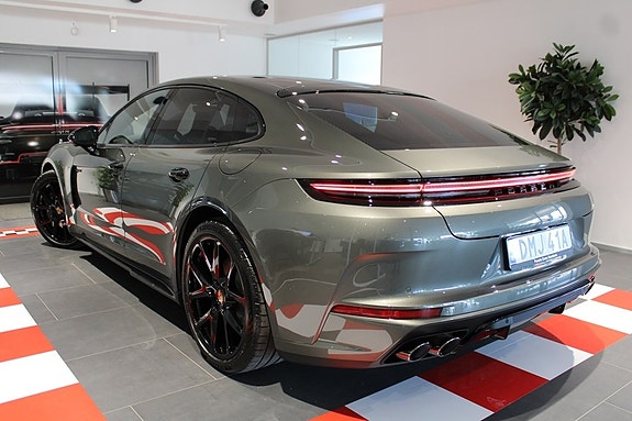 Porsche Panamera 4 2 of 5