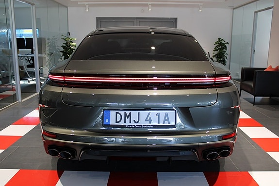 Porsche Panamera 4 3 of 5