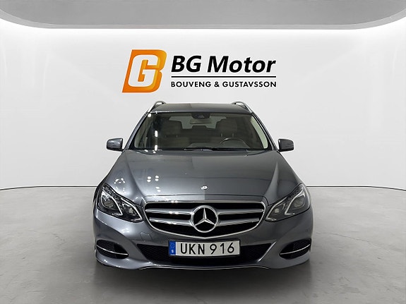 Mercedes-Benz E220 2 of 5