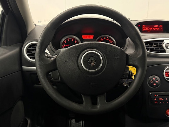 Renault Clio 17 of 18
