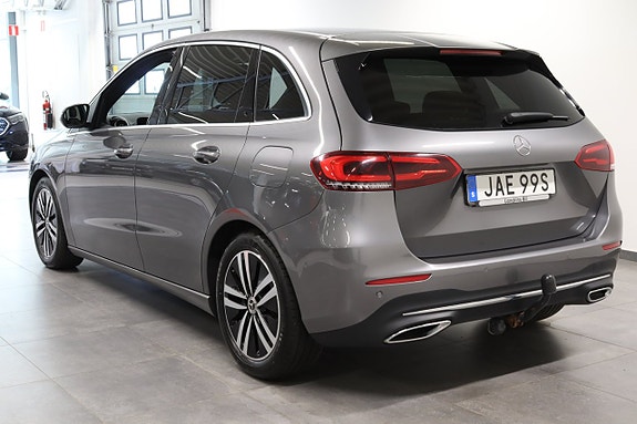 Mercedes-Benz B180 4 of 5