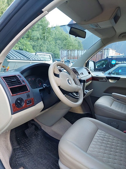 Volkswagen Caravelle 4 of 5