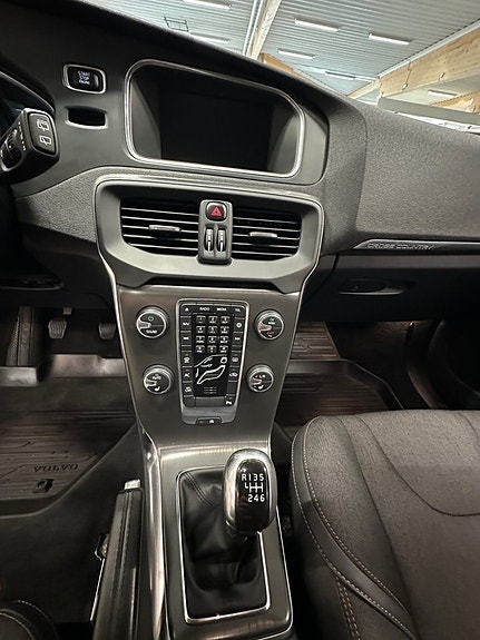Volvo V40 Cross Country 8 of 8
