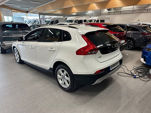 Volvo V40 Cross Country 2 of 5