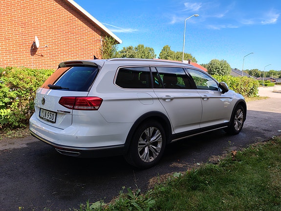 Volkswagen Passat Alltrack 2 of 5