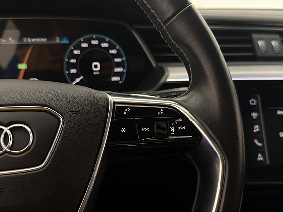 Audi e-tron 29 of 30