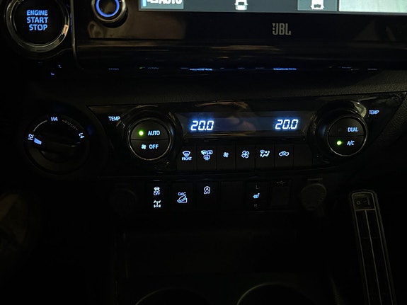 Toyota HiLux 22 of 29