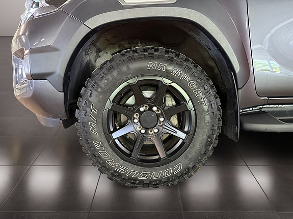 Toyota HiLux 28 of 29
