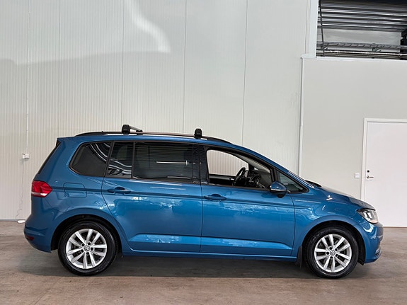 Volkswagen Touran 2 of 5