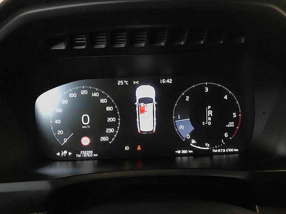 Volvo XC90 10 of 27