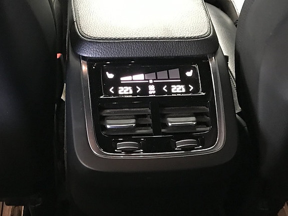 Volvo XC90 19 of 27