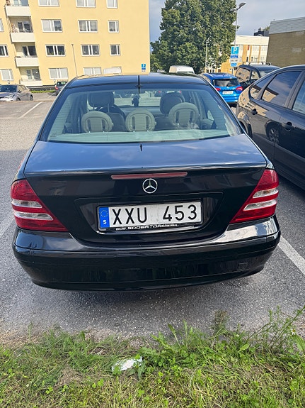 Mercedes-Benz C180 2 of 5