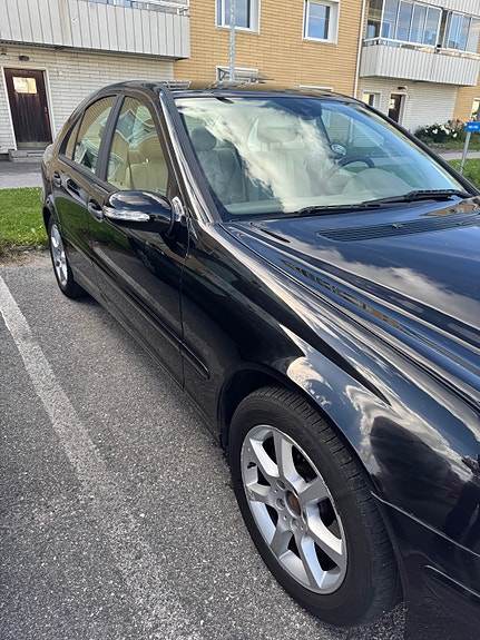 Mercedes-Benz C180 3 of 5