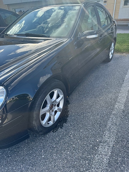 Mercedes-Benz C180 4 of 5