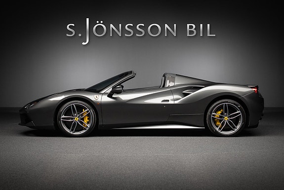 Ferrari 488 Spider 4 of 5