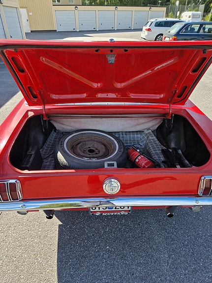 Ford Mustang 2 of 5