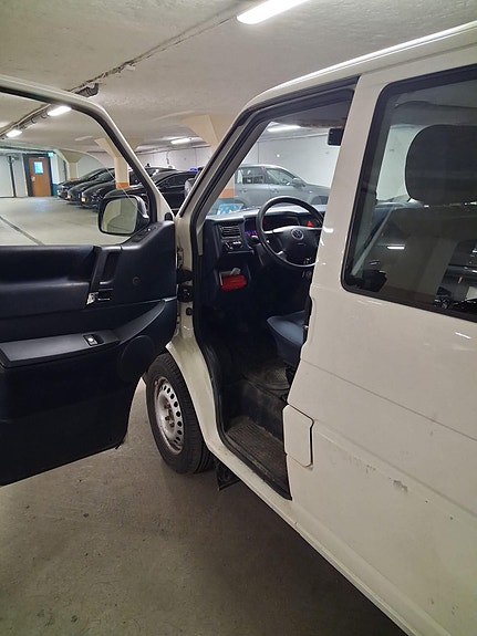 Volkswagen Caravelle 6 of 7