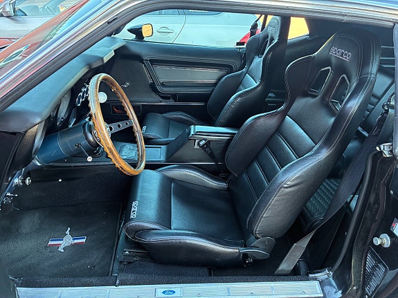 Ford Mustang 7 of 12