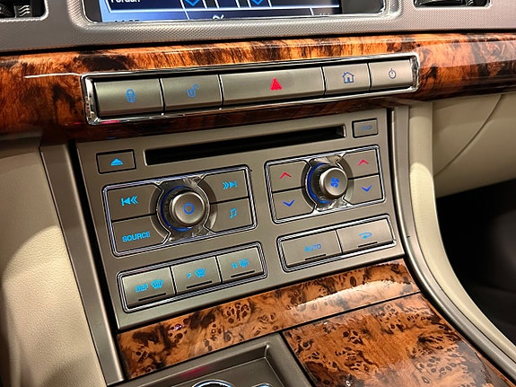 Jaguar XF 17 of 30