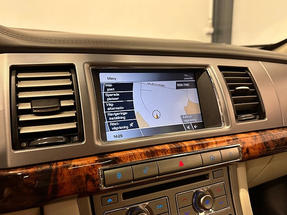 Jaguar XF 16 of 30