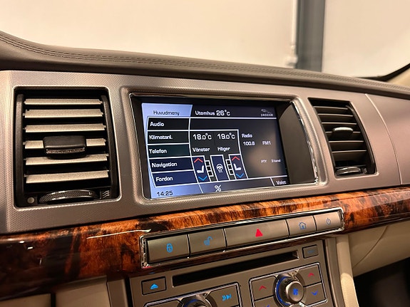 Jaguar XF 18 of 30