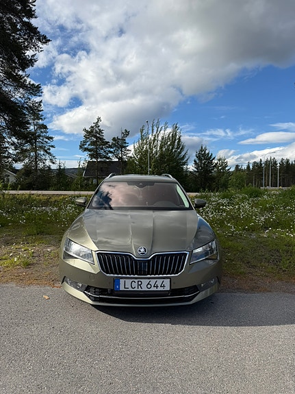 Skoda Superb 2 of 5