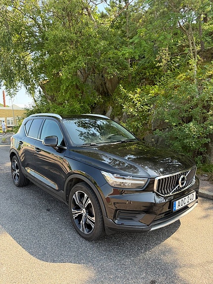 Volvo XC40 2 of 5