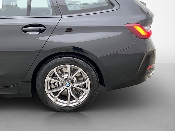 BMW 330e 30 of 30
