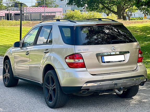 Mercedes-Benz ML320 4 of 5