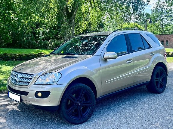 Mercedes-Benz ML320 2 of 5