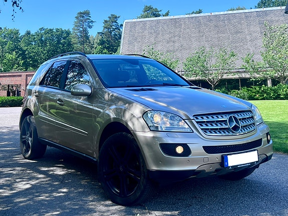Mercedes-Benz ML320 3 of 5