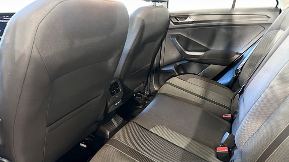 Volkswagen T-Roc 11 of 18