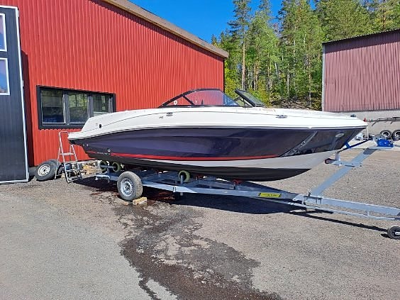 Bayliner VR5 Bowrider 2016 – Endast 60 Motortimmar, Nyservad 2 of 5
