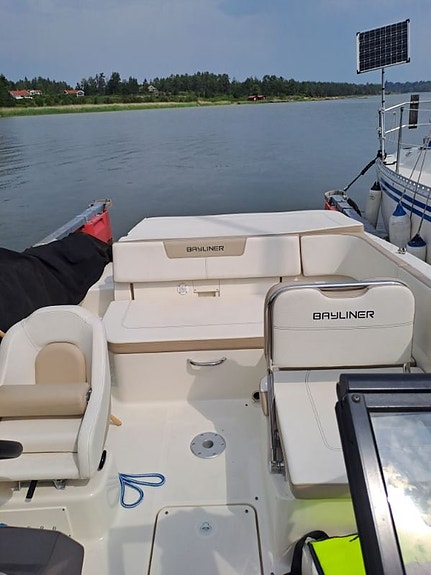 Bayliner VR5 Bowrider 2016 – Endast 60 Motortimmar, Nyservad 3 of 5
