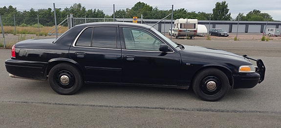 Ford Crown Victoria 4 of 5